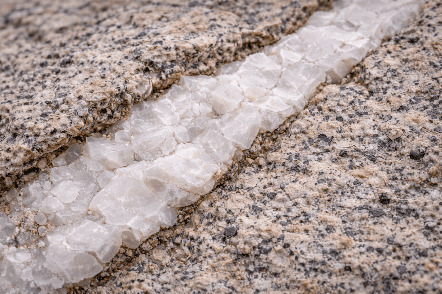 Gros plan d'une veine de quartz laiteux dans la roche-mère