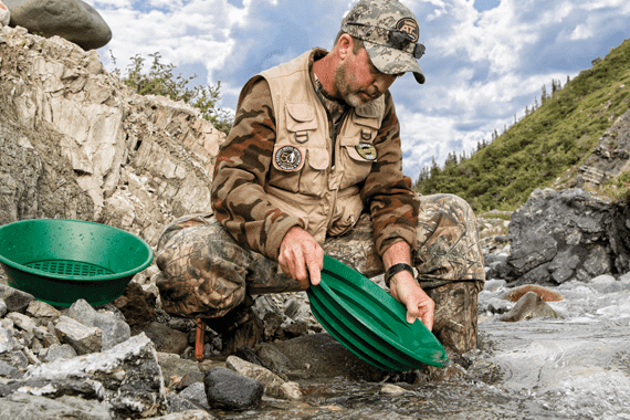 Orpaillage d'échantillons de roche dure concassée pour la recherche d'or fin