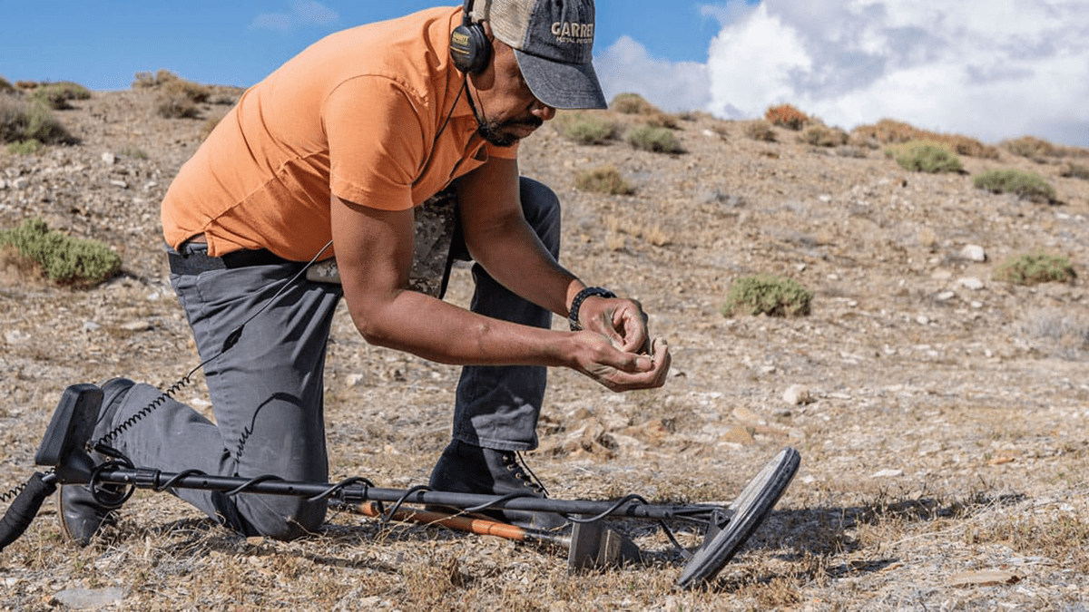 Détecteur d'or pour la recherche de terrains minéralisés avec affleurements rocheux