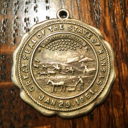 Médaillon Grand Sceau du Kansas plaqué or 14 carats, trouvé par Terry R.
