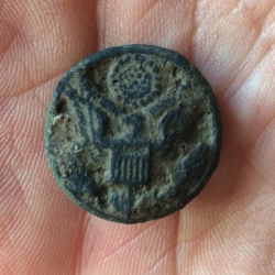 Bouton d’uniforme d’aigle en bronze de l’armée américaine en 1914-1918, trouvé par Jason T.