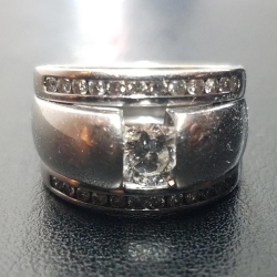 Anillo de oro y diamantes de 14 quilates, encontrado por Jessie O.