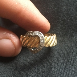 Bague en or avec cœur en argent, trouvée par Andrew T.