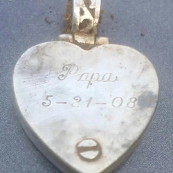 Urna de amuleto de pulsera en forma de corazón de plata devuelta al propietario, encontrada por Kenneth H.