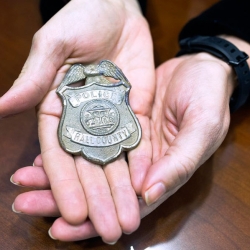 Insignia de la policía de Georgia de la década de 1920, encontrada por Cheryl C.