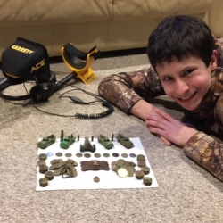 Collin B. pose avec les trouvailles qu’il a faites avec son ACE 300.