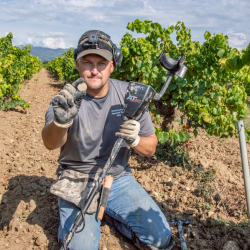 George „KG“ Wyant von der TV-Sendung „Diggers“ (Goldgräber) des National Geographic Channels, mit Münze aus dem Mittelalter, in einem Wiengut gefunden.