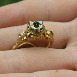 Gold- und Diamantenring, gefunden von Dennis M. in der Nähe eines Schlosses auf dem 4. Jahrhundert.