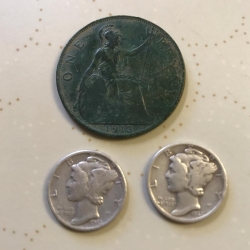 Pièce du roi George V de 1913 et deux pièces d’argent de 10 cents avec Mercure, trouvées par Dusty B.