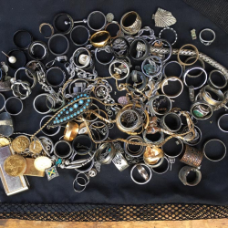 Ringe, Armbänder, Ketten und andere Schmuckstücke, gefunden von John H, während eines Sommers voller Schatzsuche-Abenteuer im Wasser