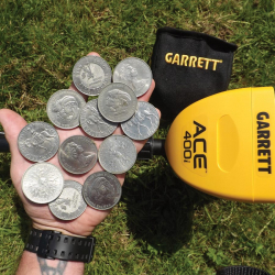 Ein Dutzend königliche silberne 5 Pound Sterling-Gedenkmünzen, gefunden von Jason D.