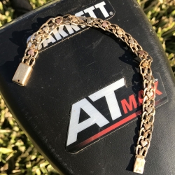Pulsera de oro de 10 quilates con corazones de oro rosa y blanco, encontrada por Juan P.