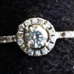 Mark R. hat diesen verlorenen Diamanten-Verlobungsring mit seinem AT-Gold-Metalldetektor geborgen.
