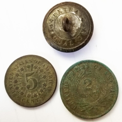 Moneda de dos céntimos de 1865, moneda de 5 céntimos de doble troquel de escudo de 1866 y botón de águila de la Guerra Civil de servicio general, encontrados por Leo