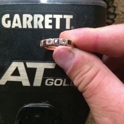 Ryan L. verwendete seinen AT Gold-Metalldetektor, um den verlorenen 14-Karat-Goldring seiner Mutter wieder zu finden.