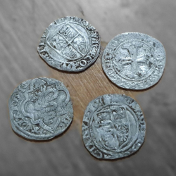 Vier italienische Silbermünzen aus dem Zeitraum von 1450 bis 1476, gefunden von Simone B.