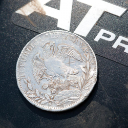 Moneda de 8 reales de plata de la República de México, de 1830, encontrada por Steve M.