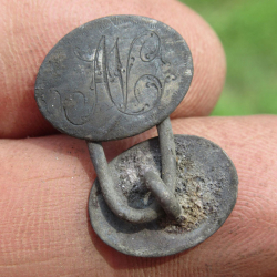 Silbermünzen-Manschettenknöpfe mit eingraviertem „AV“-Monogramm, entdeckt von Roger S.