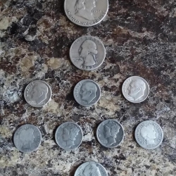 10 pièces d’argent trouvées dans une cour par James W.