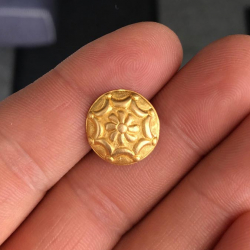 Georgischer Knopf aus massivem Gold, gefunden von Paul B.