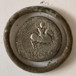 Silberne keltische Münze und Bronzering, gefunden von Samo T.
