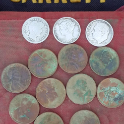 Monedas de 10 céntimos de plata Barber, Mercurio y Roosevelt con centavos de trigo, encontrados por Ray C.
