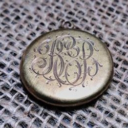 Médaillon monogramme, trouvé par Nathan Z.