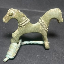 Römische Fibel mit zweiköpfigem Pferd, gefunden von Luka R.