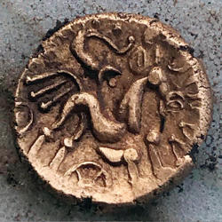 Englische Commius-Goldmünze („Lawrence“) aus dem Jahr 40 v. Chr., gefunden von Martin B.