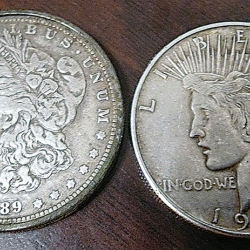 O-(in New Orleans hergestellt) Morgan-Silber-Dollar aus dem Jahr 1889 und ein Peace-Dollar aus dem Jahr 1922, gefunden von Michael B.