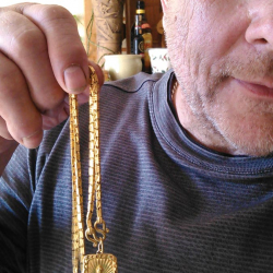 Colgante de oro macizo de 40 gramos y cadena de 18 pulgadas (marcada .999), encontrados por Charles S.