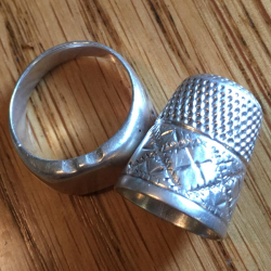 Silberring und Fingerhut, gefunden von Jeff H.