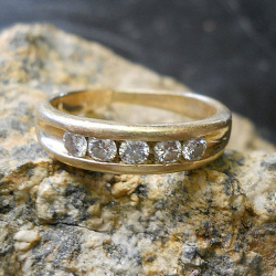 14-Karat-Goldring mit fünf Diamanten, gefunden von Walter H.